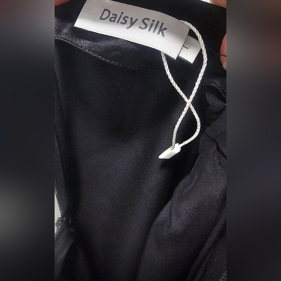 Daisysilk Women's Mock Neck Black Silk Blouse Gold Button Accent SZ Large NWOT - Picture 8 of 12